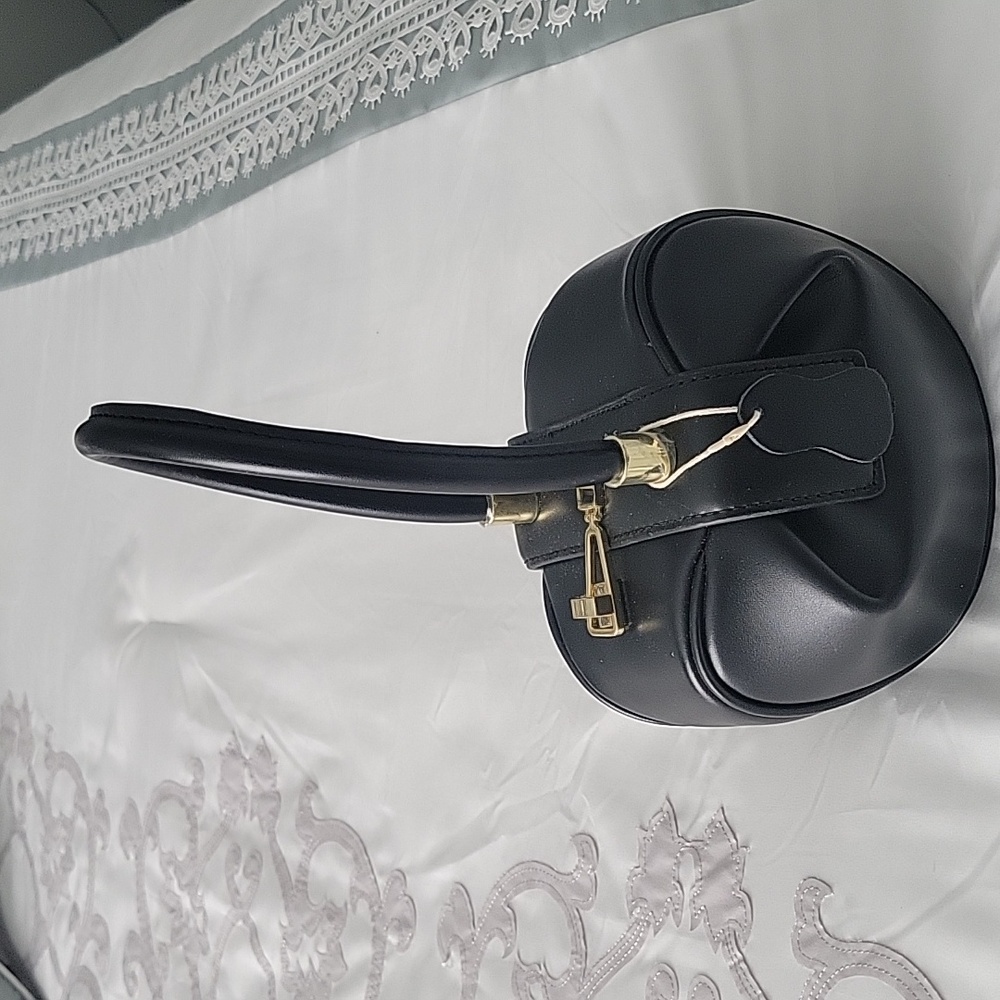 Wrist purse in black with gold closure